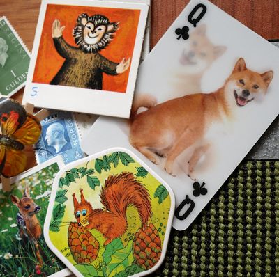 verschillende soorten spelkaarten en postzegels voor een kinderfeestje